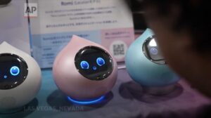 [CES 2025] AI 탑재된 반려로봇부터 홀로그램까지...라스베이거스를 점령한 AI 기술